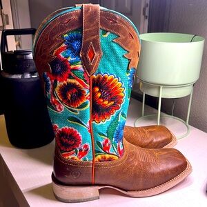 ARIAT WOMEN'S FLORAL TEXTILE CIRCUIT CHAMPION WESTERN BOOTS - BROAD SQUARE TOE